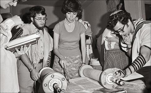 Arlene Agus reading Torah at the baby naming of Sara Meirowitz, May 30, 1977. Photograph by Bill Aron. Courtesy of Bill Aron.