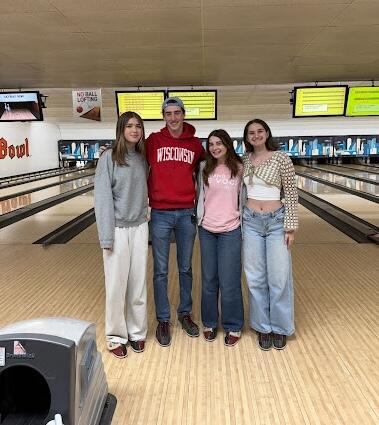 Venice Czarnecki-Lichstein with BBYO chapter members.