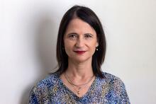 Merav Roth Headshot