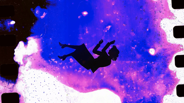 Anyuka film still "falling"
