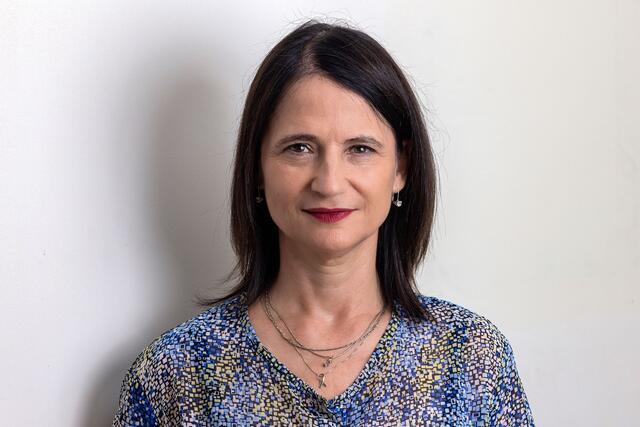 Merav Roth Headshot